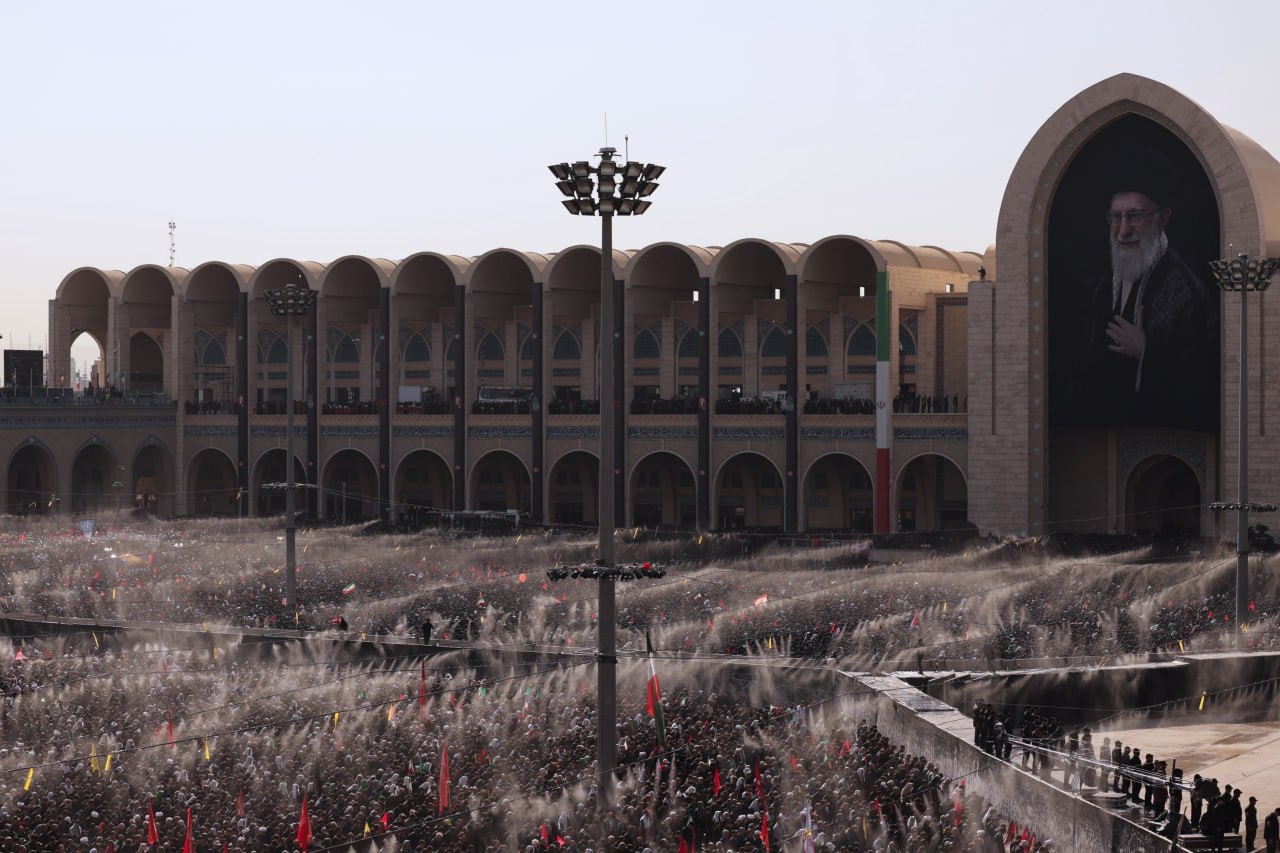  نماز بر پیکر رهبر شهید
