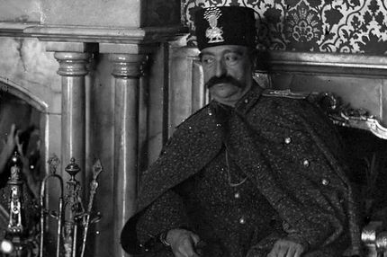 سلفی ناصرالدین‌شاه با همسرانش در کاخ گلستان