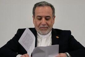 واکنش همشهری به حملات تندروها علیه عراقچی: قرار نبود تنگه همیشه بسته شود | به مسئولان تهمت نزنید
