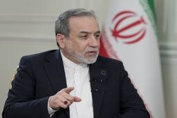 عراقچی: آمریکا نیروهای خود را از پایگاه نظامی خارج و به هتل‌های داخل شهرها منتقل کرده است