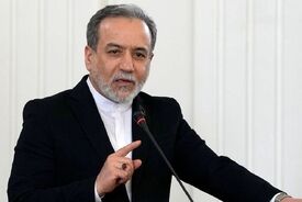 عکس | عراقچی پیراهن تیم ملی فوتبال برزیل و آرژانتین را هدیه گرفت
