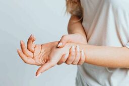 مورمور شدن دست و پا؛ از فشار عصب تا کمبود ویتامین