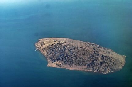 مبدأ حملات آمریکا به جزیره لارک کجا بود؟
