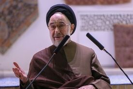 انتقاد روزنامه اصولگرا از بیانیه اخیر سیدمحمد خاتمی: منظور شما از صلح شرافتمندانه همان تسلیم است که ترامپ می گوید؟ 