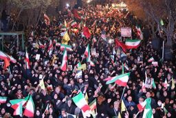  واشینگتن پست: پس از توقف جنگ از سوی ترامپ، ایرانیان پرچم‌های پیروزی برافراشتند، نه تسلیم