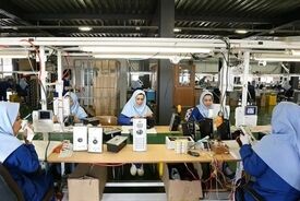 چرا اشتغال زنان حساسیت بیشتری به شرایط اقتصادی نشان می‌دهد؟