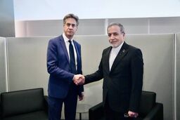 فشار سیاسی بر وزیر خارجه انگلیس به دلیل دست دادن با عراقچی!
