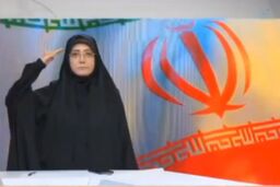احترام نظامی مجری شبکه خبر به سومین رهبر انقلاب