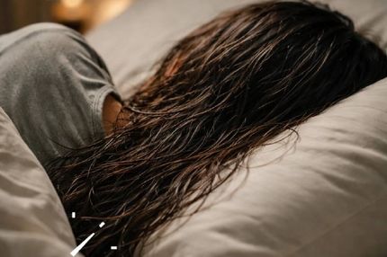 موهای خیس روی بالش؛ عادت آرامش‌بخش یا عامل فرسایش مو؟
