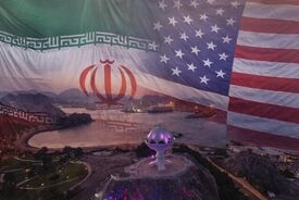 گزارش گاردین از سبک مذاکره دو طرف: ترامپِ کُشتی‌ گیر و ایرانی‌ شطرنج‌ باز