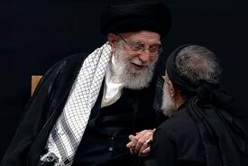  روایت حاج محمود کریمی از خواندن «ای ایران خدایی» در حضور رهبر شهید انقلاب در شب عاشورا