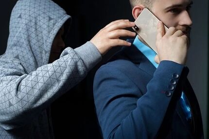 ببینید | سرقت برق‌آسای تلفن همراه و فرار سارقان از محل حادثه