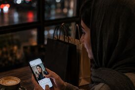 اقتصاد اعتماد در اینستاگرام؛ چرا مردم به توصیه یک بلاگر بیشتر از تبلیغ رسمی اعتماد می‌کنند؟