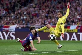 ببینید | برخورد جنجالی در دیدار اتلتیکو مادرید و بارسلونا در لیگ قهرمانان اروپا