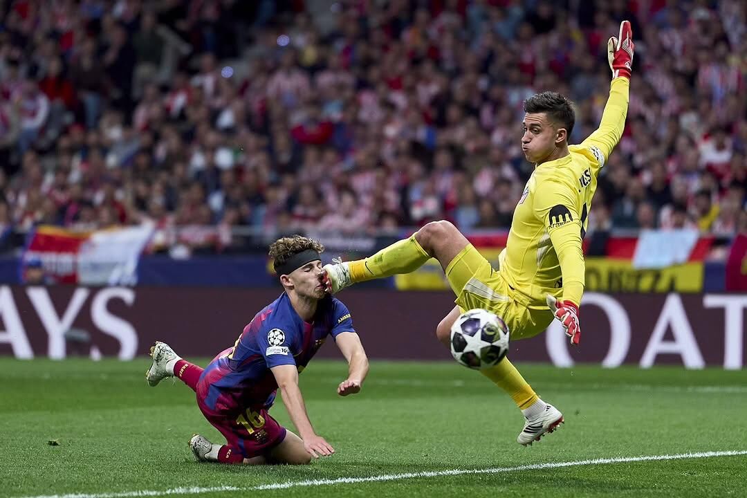 ببینید | برخورد جنجالی در دیدار اتلتیکو مادرید و بارسلونا در لیگ قهرمانان اروپا