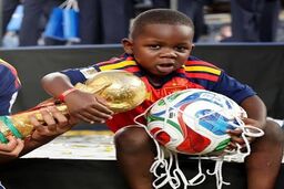 به جای همه‌ی بچه‌های دنیا خوشحال باش، کین!