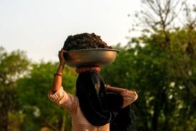 تصاویر؛ اختلال در تنگه هرمز و روی آوردن زنان هندی به سوزاندن فضولات