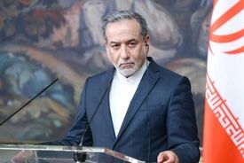 ببینید | درخواست اعدام عراقچی توسط تجمع‌کنندگان تندرو