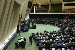 انتقاد روزنامه اصولگرا از نمایندگان تندرو مجلس: وحدت‌شکنان مشغول کارند!