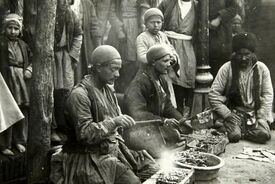 عکس آتلیه‌ای یک خانواده تهرانی در دوران قاجار