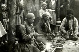 عکس آتلیه‌ای یک خانواده تهرانی در دوران قاجار