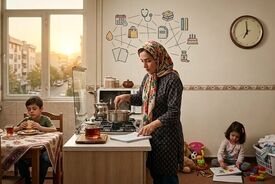 شیفت دوم بدون دستمزد؛ بررسی حجم سنگین مسئولیت‌های فیزیکی و عاطفی مادران در خانه