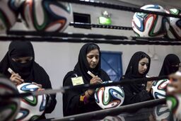قهرمانان بی‌نام سیالکوت؛ دستانی که توپ جام جهانی را دوختند، اما کسی اسمشان را نپرسید