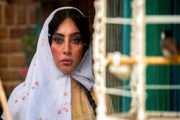 عکس | چهره و لباس متفاوت بازیگران بامداد خمار را پشت این میز ببینید
