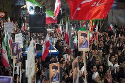 روزنامه اصولگرا: تجمعات شبانه دچار فتنه شده و میدان به دست نفاق‌افکن‌ها افتاده است