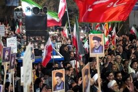 روزنامه اصولگرا: با پرچم انقلابی‌گری، به مداحان ماله‌کش دیپلماسی می‌گویند | تجمعات شبانه را آلوده نکنید