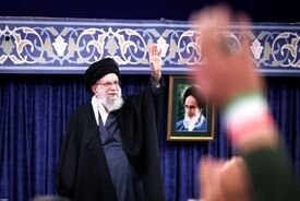 ببینید | مسعود بهنود: آقای خامنه‌ای را مردم ایران آوردند؛ ترامپ نباید برای جانشینی او اظهار نظر کند!