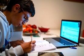 آموزش قطره چکانی دانش‌آموزان در شرایط جنگی؛ کلاس‌های تعاملی «شاد» رایگان نیستند