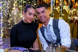عکس | درخشش چند میلیاردی رونالدو و جورجینا روی فرمان بوگاتی