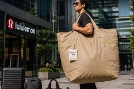 ۸۰ لیتر جا در یک کیف؛ لولولمون با عجیب‌ترین محصولش اینترنت را غافلگیر کرد!