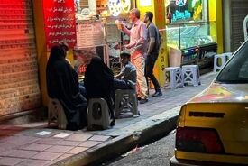 عکسی نه چندان قدیمی از داماد شهید، دختر و نوه رهبر انقلاب در آبمیوه فروشی