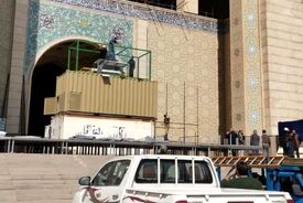 ببینید | اولین تصاویر از آماده‌سازی محل وداع با رهبر انقلاب در مصلی تهران