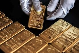 سقوط قیمت طلا و نقره در بازار جهانی؛ نقره در هند ۱۴ هزار روپیه در هر کیلو کاهش یافت