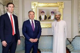 تصویری از حضور فرمانده سنتکام در هیئت مذاکره کننده امریکا