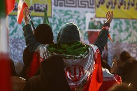 عکس | این خانم با طوطی اش و پرچم ایران به تجمعات شبانه تهران آمد