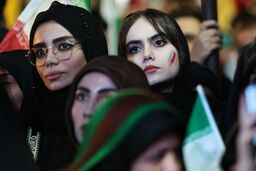 انتقاد روزنامه نزدیک به قالیباف از مذاکرات ایران و آمریکا: مردمی که ۴۰ شب کف خیابانند، بیانیه نمی‌خواهند