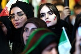 انتقاد روزنامه نزدیک به قالیباف از مذاکرات ایران و آمریکا: مردمی که ۴۰ شب کف خیابانند، بیانیه نمی‌خواهند