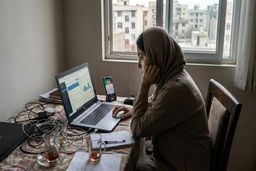 فریلنسینگ اجباری؛ جوانانی که کارمند رسمی هیچ جا نیستند اما همیشه در حال کارند