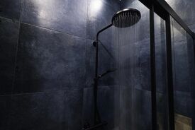 فواید باورنکردنی دوش گرفتن در تاریکی 