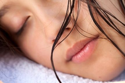 به این ۵ دلیل، شب‌ها با موهای خیس نخوابید