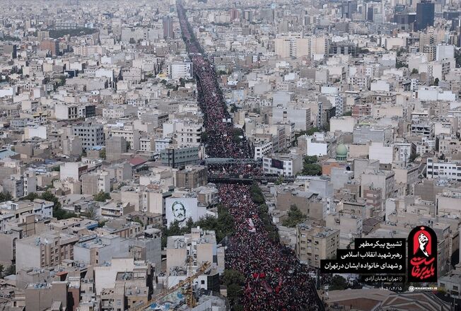 تصاویر هوایی از حضور جمعیت عظیم مردم تهران در تشییع رهبر شهید انقلاب