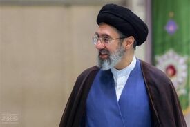 عکس | آیت الله سید مجتبی خامنه ای در حرم امام حسین (ع) 
