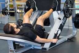 لگ‌پرس حرفه‌ای؛ درگیری هدفمند چهارسر، باسن و همسترینگ با فرم صحیح