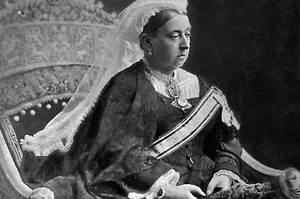 عکس |  «ملکه ویکتوریا» سوار بر کالسکه در قلعه بالمورال؛ سال ۱۲۲۸ خورشیدی