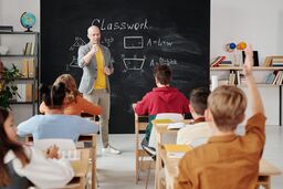 بازگشت کاغذ و قلم به مدارس اروپا