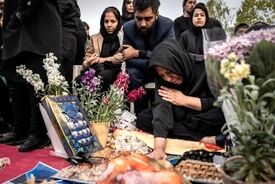 تصاویری از لحظه سال تحویل در قطعه شهدای جنگ رمضان اصفهان
